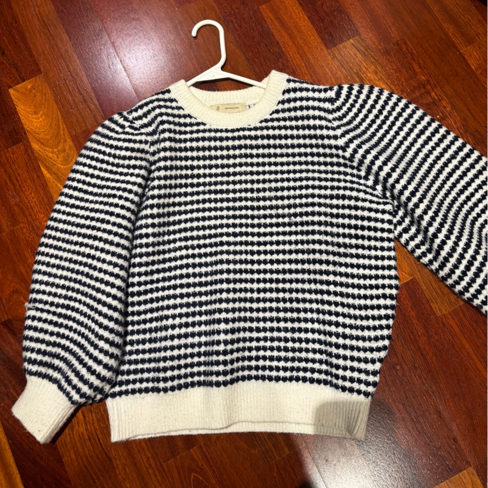 Crewneck Sweater in Cream and Black with puffed sleaves